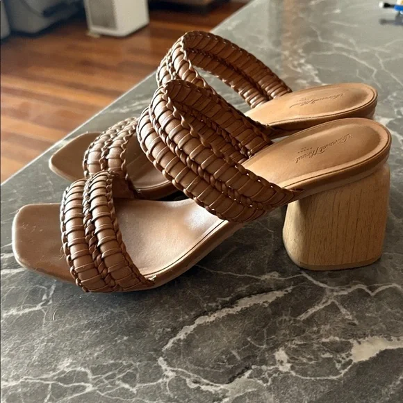 Tan chunky heels - Picture 3 of 5